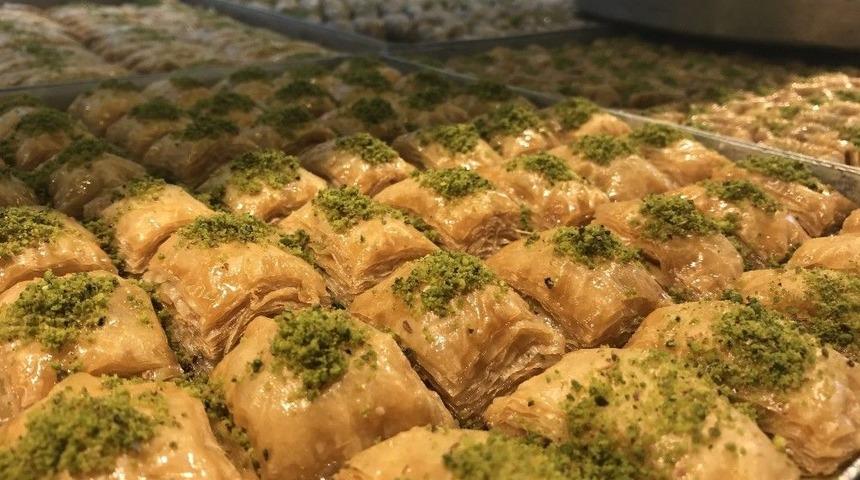 Ramazan Tatlıları Tezgahları S&uuml;sl&uuml;yor