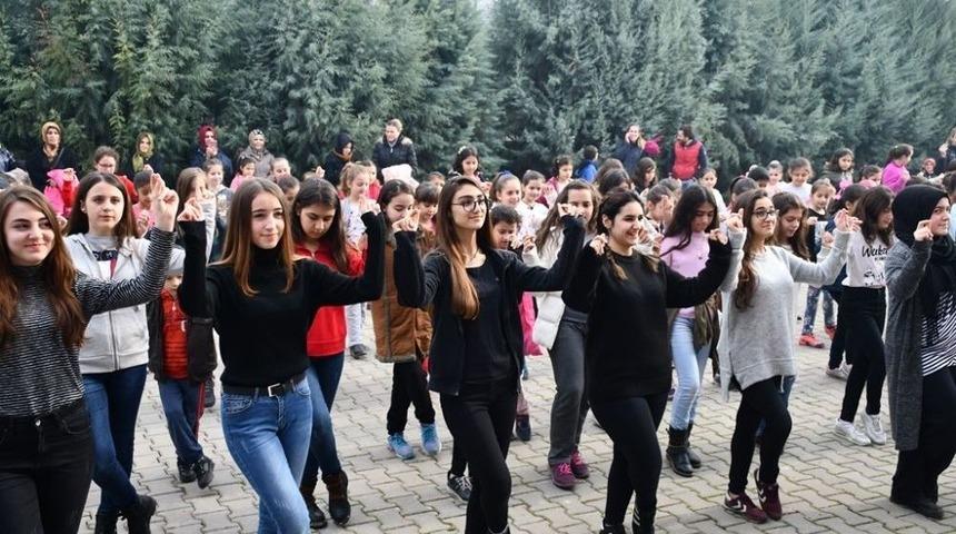 Bu İl&ccedil;ede Gen&ccedil;ler Halk Danslarını &Ouml;ğreniyor