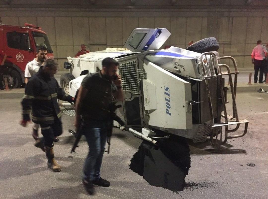 Zırhlı Ara&ccedil; Kamyonetle &Ccedil;arpıştı: 2 Polis Yaralı