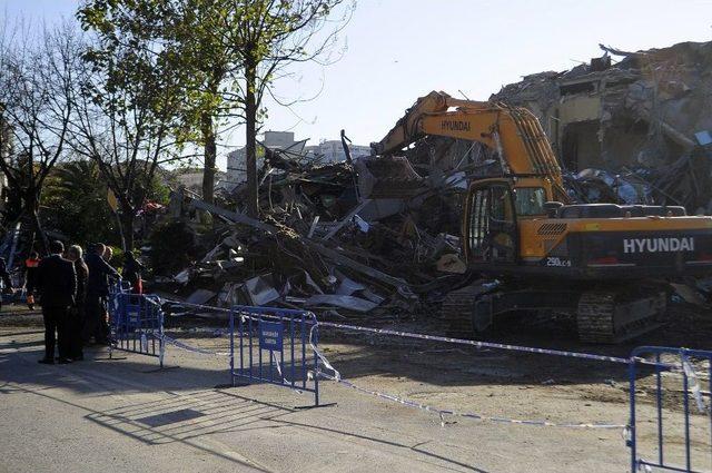 Bakırköy’de İşçinin Öldüğü Yerde Bakırköy Belediye Başkanı Bülent Kerimoğlu Tarafından Tehdit Edilen Vatandaşlar Olay Anını Anlattı