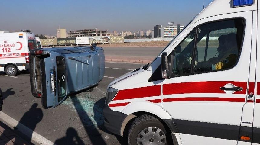 Aydınlatma Direğine &Ccedil;arpan Otomobil Yan Yattı: 3 Yaralı