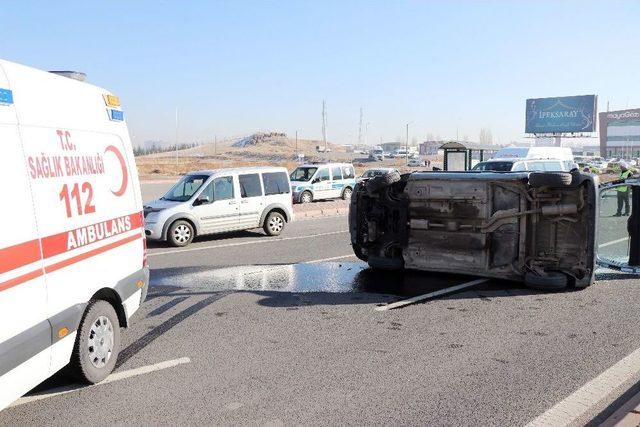 Aydınlatma Direğine Çarpan Otomobil Yan Yattı: 3 Yaralı