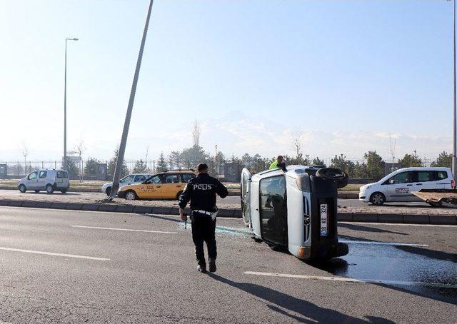 Aydınlatma Direğine Çarpan Otomobil Yan Yattı: 3 Yaralı