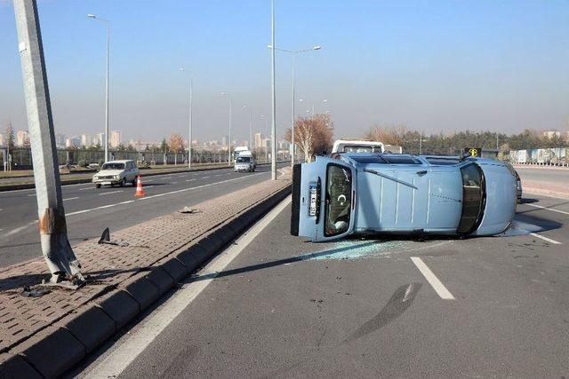 Aydınlatma Direğine Çarpan Otomobil Yan Yattı: 3 Yaralı