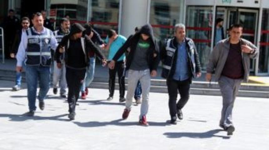 Ak&uuml; Hırsızları Yakalandı