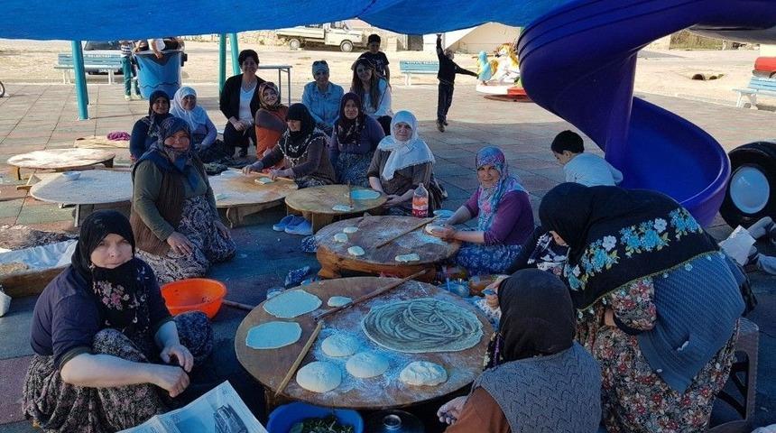 Kütahya’nın Ağaçköy Mahallesi’nde Şehitlerimiz İçin Gözleme Hayrı