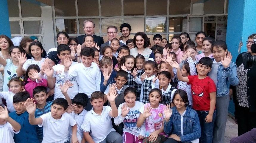 &Uuml;nl&uuml; Oyuncu Ezgi Mola, M&uuml;lteci &Ccedil;ocukların Eğitim G&ouml;rd&uuml;ğ&uuml; Okulu Ziyaret Etti