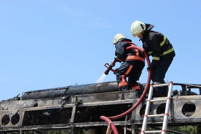 Düzce’de Bir Anda Yanan Halk Otobüsü Küle Döndü