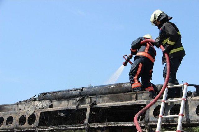 Düzce’de Bir Anda Yanan Halk Otobüsü Küle Döndü