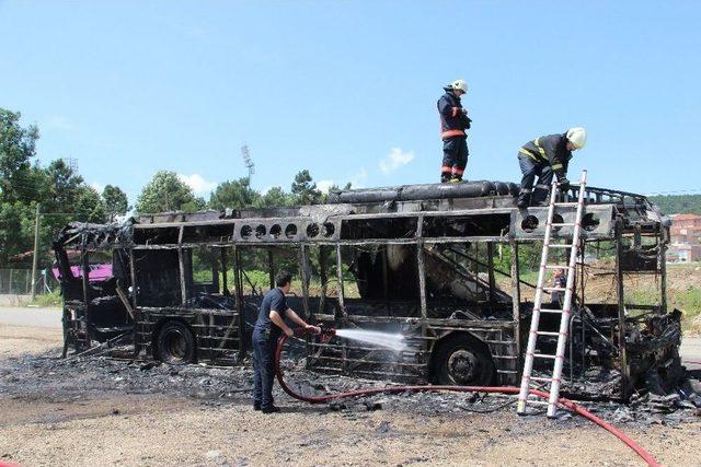 Düzce’de Bir Anda Yanan Halk Otobüsü Küle Döndü