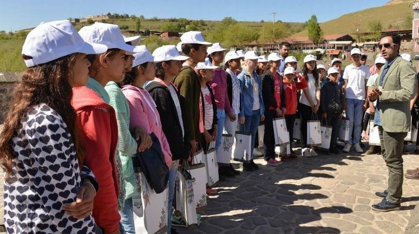 &Ccedil;ocuklar Kentin Tarihi Mekanlarını Gezdi