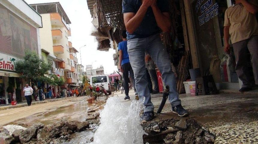 Doğalgaz &Ccedil;alışmalarında Su Borusu Patladı