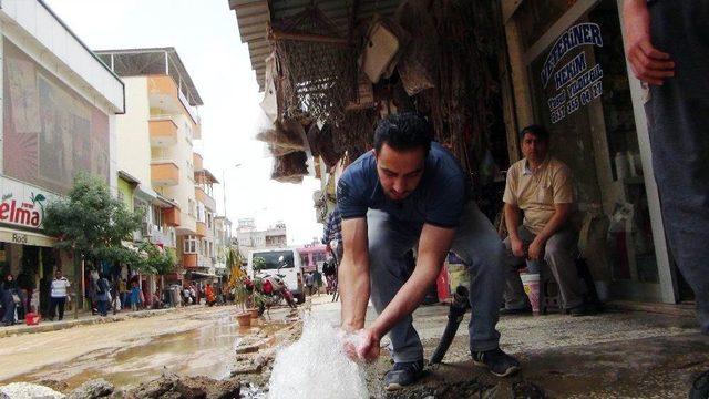 Doğalgaz Çalışmalarında Su Borusu Patladı