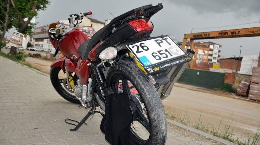 Gen&ccedil; Kızın Montu Motosikletin Tekerlerine Dolandı, Ağır Yaralandı