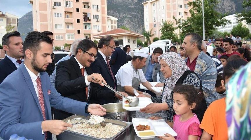 Başkan &Ccedil;elik İftarını Adnan Menderes Mahallesinde A&ccedil;tı