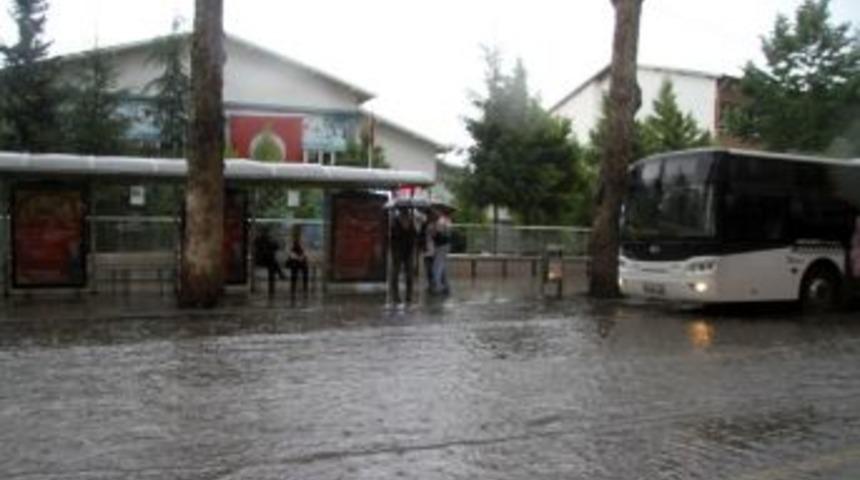 Sağanak Yağışta Biriken Sular Kaldırım Seviyesini Aştı