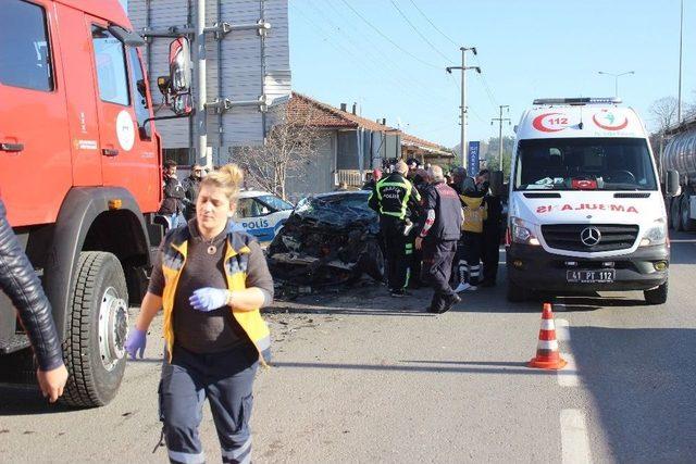 Yolcu Midibüsüne Çarpan Lüks Otomobilde Can Pazarı: 1’i Ağır 3 Yaralı