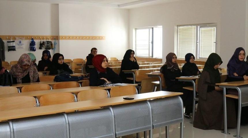 Sa&uuml;&rsquo;de &ldquo;islami İlimlerde Arap&ccedil;anın Yeri Ve &Ouml;nemi&rdquo; Konulu Konferans D&uuml;zenlendi