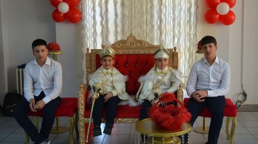 Artvin&rsquo;de &Ccedil;ocuk Evleri&rsquo;nde Kalan 4 Kardeş İ&ccedil;in S&uuml;nnet Ş&ouml;leni D&uuml;zenlendi