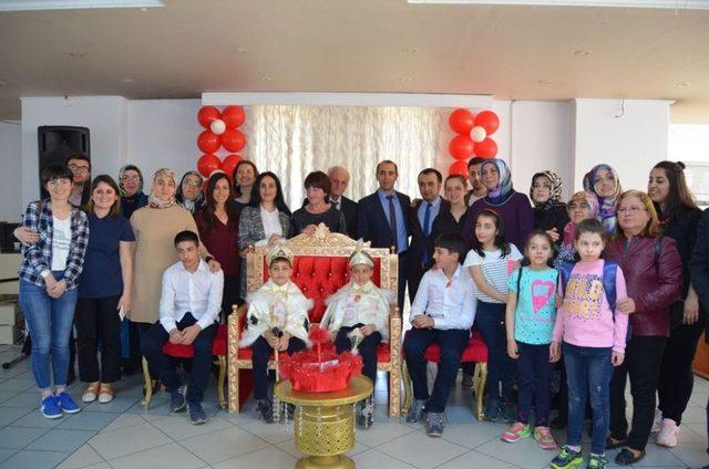 Artvin&rsquo;de &Ccedil;ocuk Evleri&rsquo;nde Kalan 4 Kardeş İ&ccedil;in S&uuml;nnet Ş&ouml;leni D&uuml;zenlendi 2