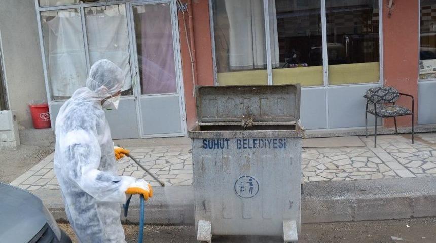 Şuhut Belediyesi &Ccedil;&ouml;p Konteynırlarını Dezenfekte Ediyor
