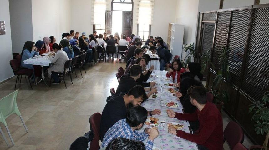 Lise &Ouml;ğrencileri Hedefleri Hakkında B&uuml;y&uuml;klerinden Bilgi Aldı