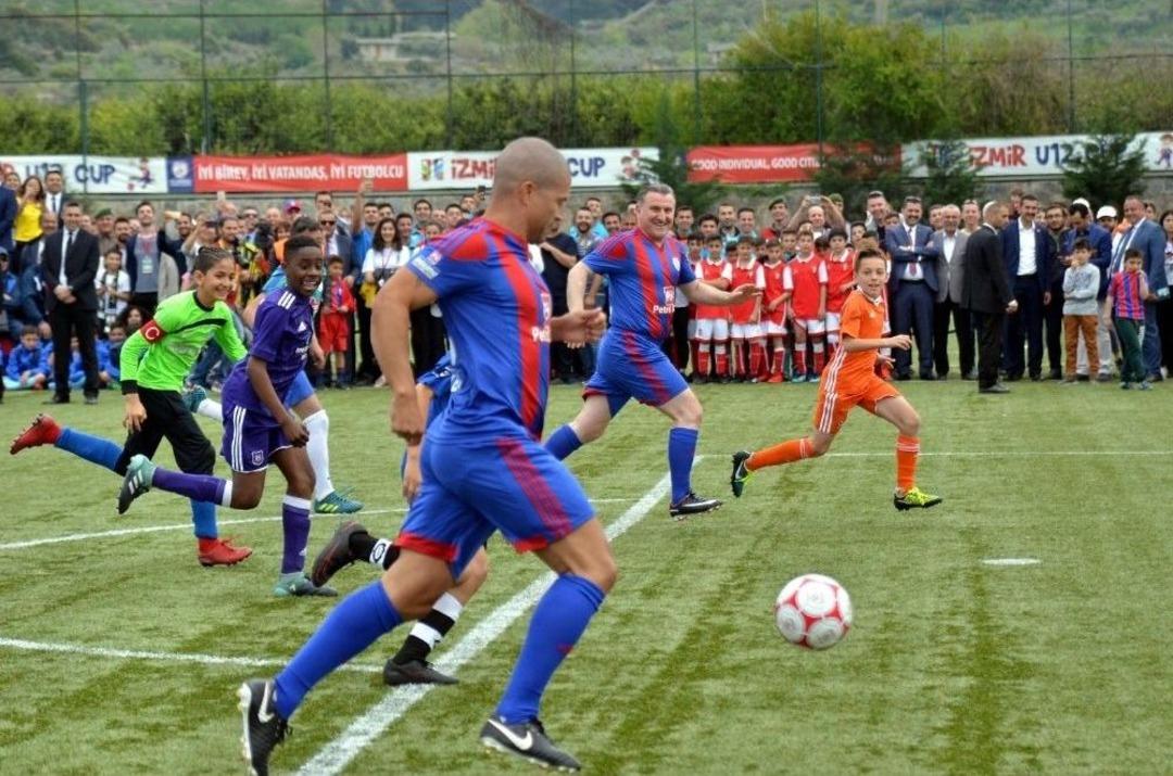 Bakan Osman Aşkın Bak, Alex De Souza İle Sahaya İndi