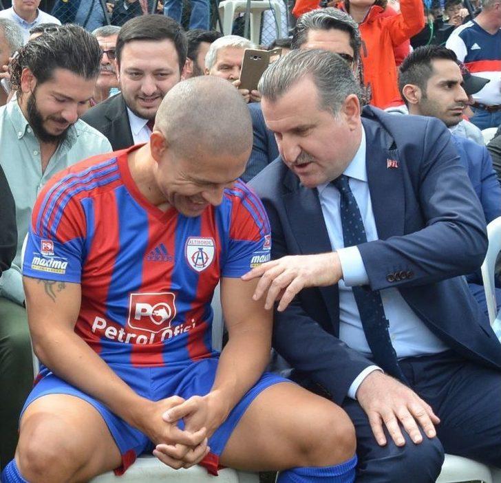 Bakan Osman Aşkın Bak, Alex De Souza İle Sahaya İndi G2