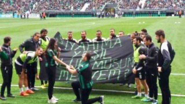 Yeni Sakarya Atatürk Stadyumunda Evlenme Teklifi Etti