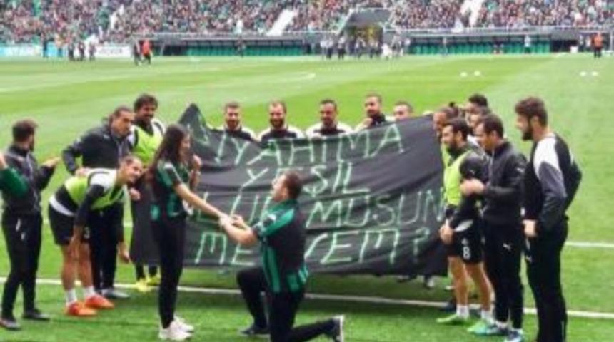 Yeni Sakarya Atat&uuml;rk Stadyumunda Evlenme Teklifi Etti