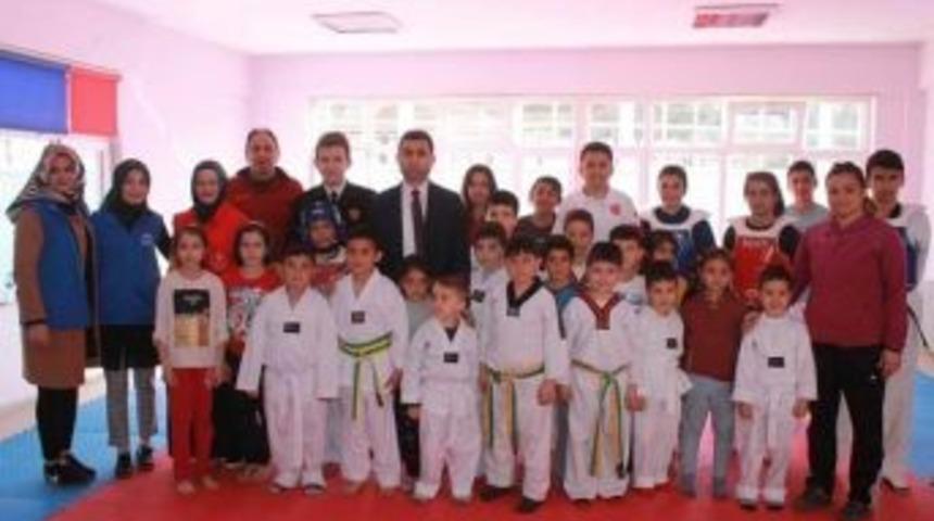 Kaymakam Girgin&rsquo;den Başarılı Taekwondoculara Destek