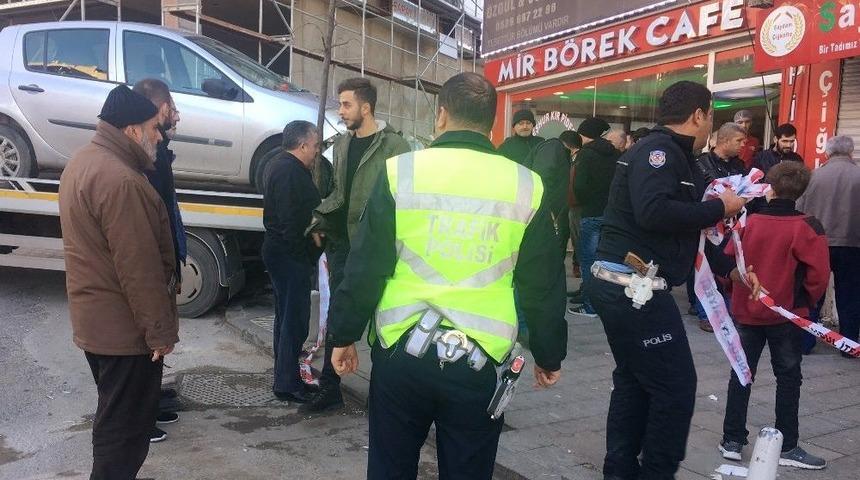 Freni Tutmayan Otomobil &Ccedil;iğ K&ouml;fte D&uuml;kkanına Girdi