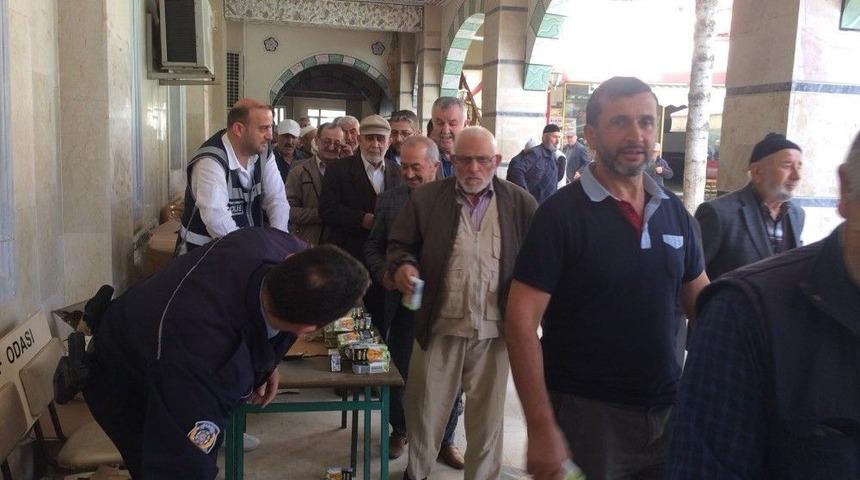 Kocaali Polislerinden, Cuma Namazı &Ccedil;ıkışı Vatandaşlara İkram