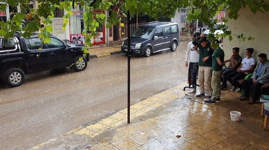 Yavuzeli&rsquo;nde Sağanak Yağış Etkili Oldu