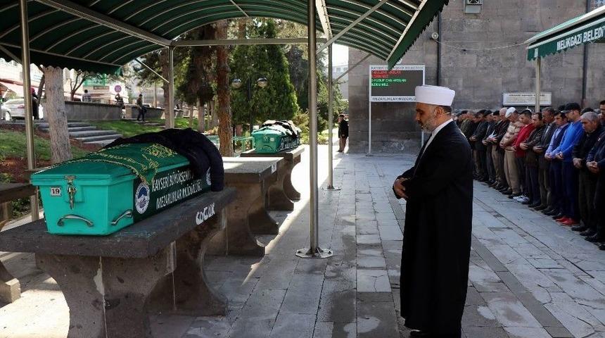 Cinayete Kurban Giden Baba Ve Oğlu Yan Yana Son Yolculuğuna Uğurlandı