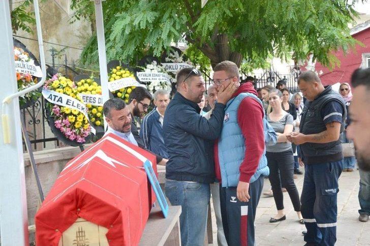Ayvalık’ta Batan Tekne Sahibinin Cenazesi Gözyaşları Arasında Toprağa Verildi G2