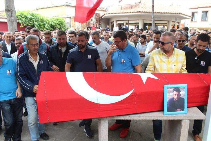 Ayvalık’ta Batan Tekne Sahibinin Cenazesi Gözyaşları Arasında Toprağa Verildi G4