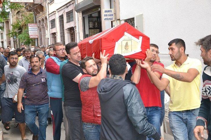 Ayvalık’ta Batan Tekne Sahibinin Cenazesi Gözyaşları Arasında Toprağa Verildi G5