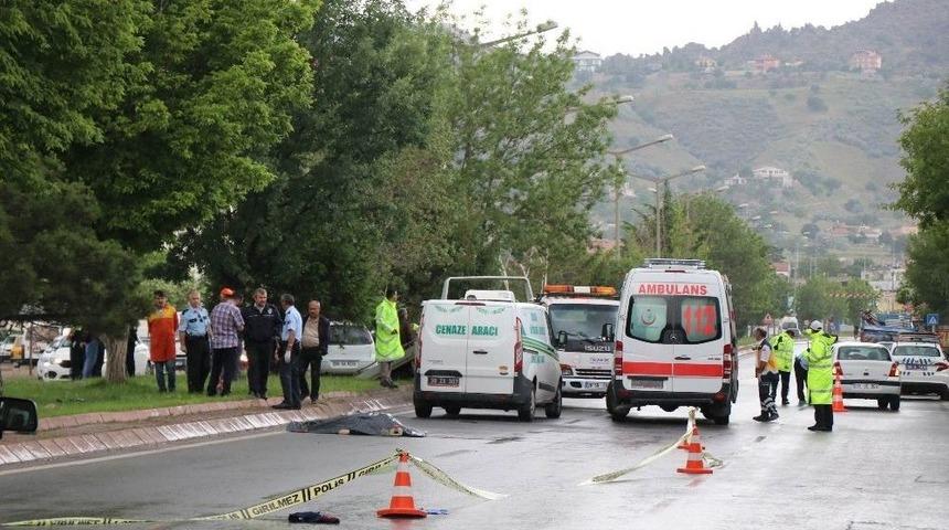 Otomobilin &Ccedil;arptığı Anne &Ouml;ld&uuml;, Oğlu Ağır Yaralandı