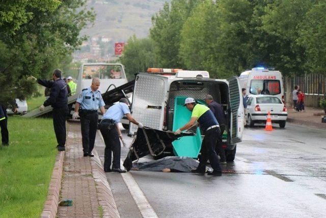 Otomobilin Çarptığı Anne Öldü, Oğlu Ağır Yaralandı