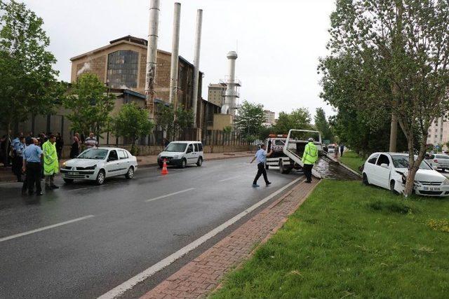 Otomobilin Çarptığı Anne Öldü, Oğlu Ağır Yaralandı