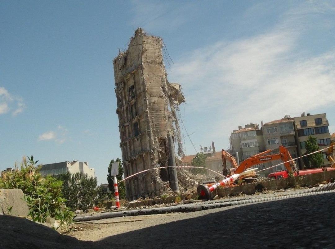Taksim Camii&rsquo;ne T&uuml;rk Bayrağı Asıldı