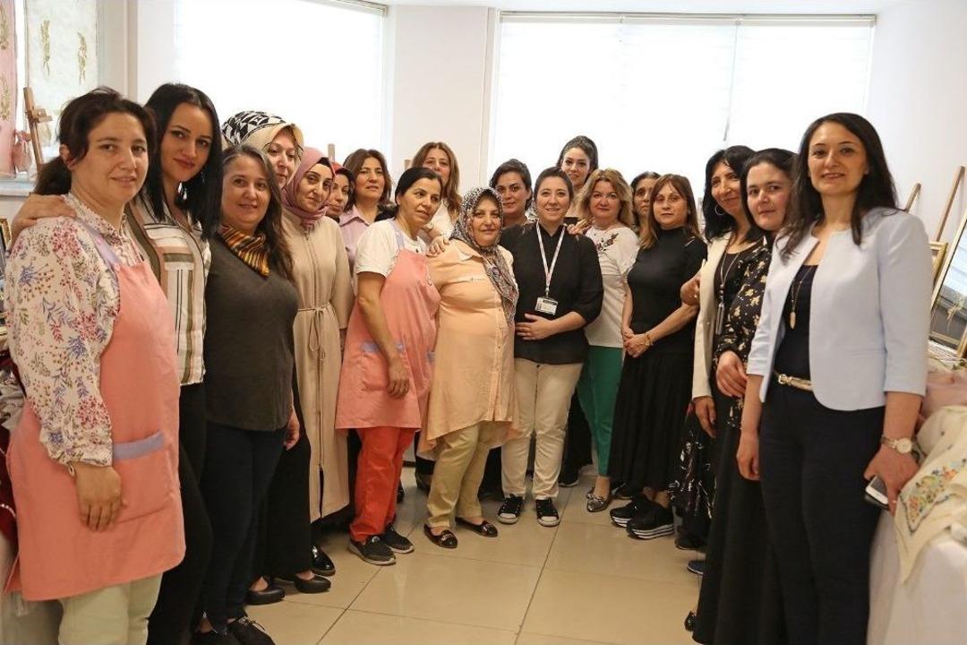 Ataevi Kursiyerlerinin El Emeği &Uuml;r&uuml;nleri Sergilendi