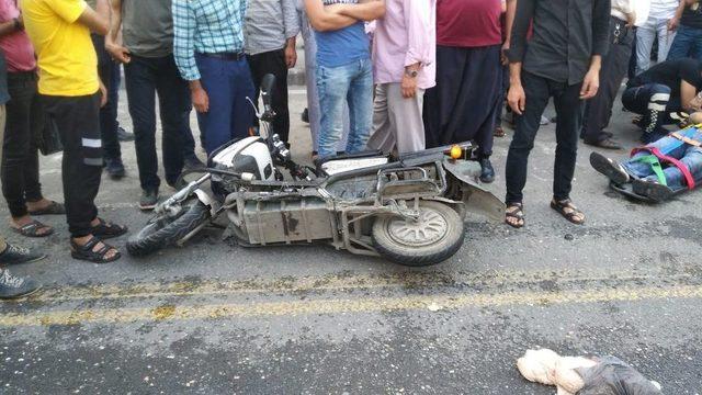 Şanlıurfa’da İki Motosiklet Kafa Kafaya Çarpıştı: 3 Yaralı