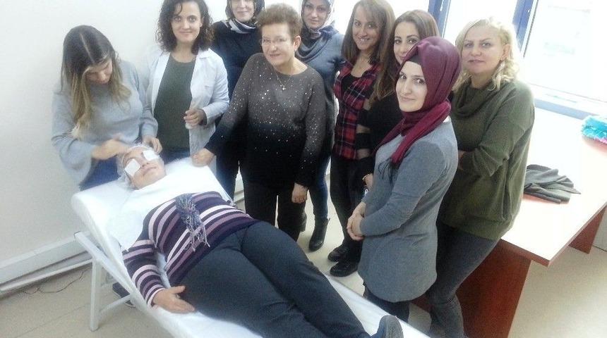 G&uuml;zel Bir Cilt İ&ccedil;in Kursa Gidiyorlar