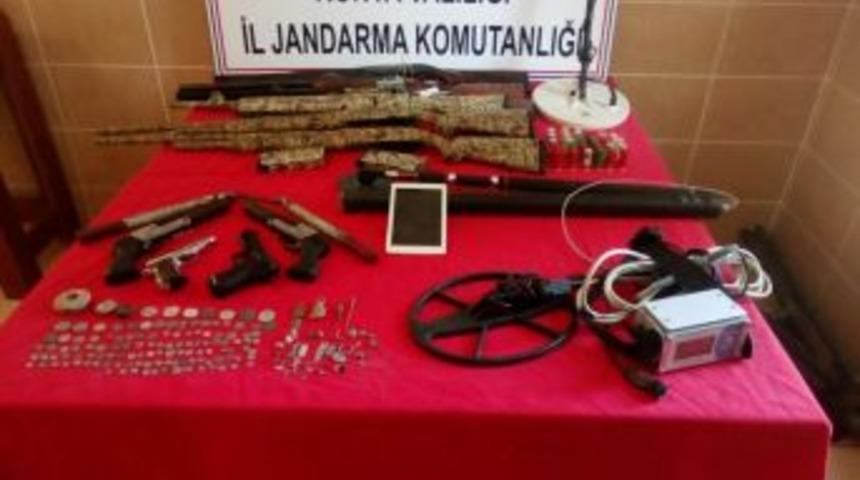 Definecilerin Evinden Tarihi Eserler Ve Silahlar Çıktı