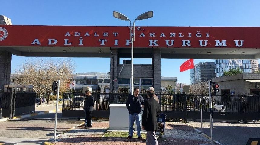 &Ouml;ld&uuml;r&uuml;len &Uuml;nl&uuml; Y&ouml;netmen Mustafa Kemal Uzun&rsquo;un Adli Tıptaki İşlemleri S&uuml;r&uuml;yor