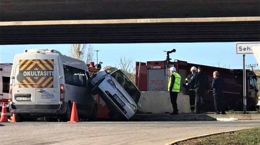 Otomobilin Arka Tekeri Minibüsün Camına Girdi