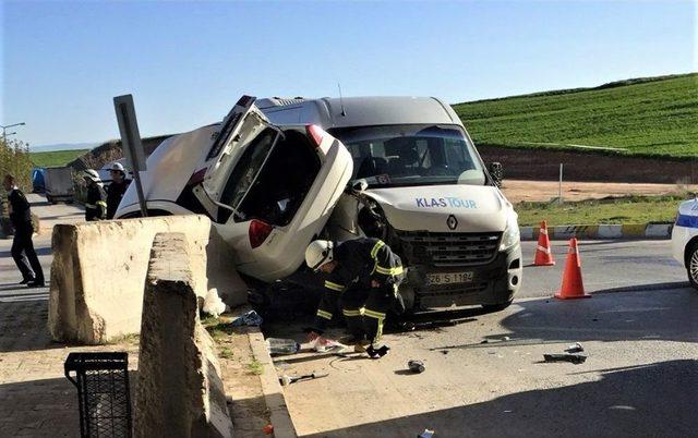 Otomobilin Arka Tekeri Minibüsün Camına Girdi