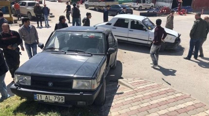 2 Otomobil &Ccedil;arptı; 3 Yaralı